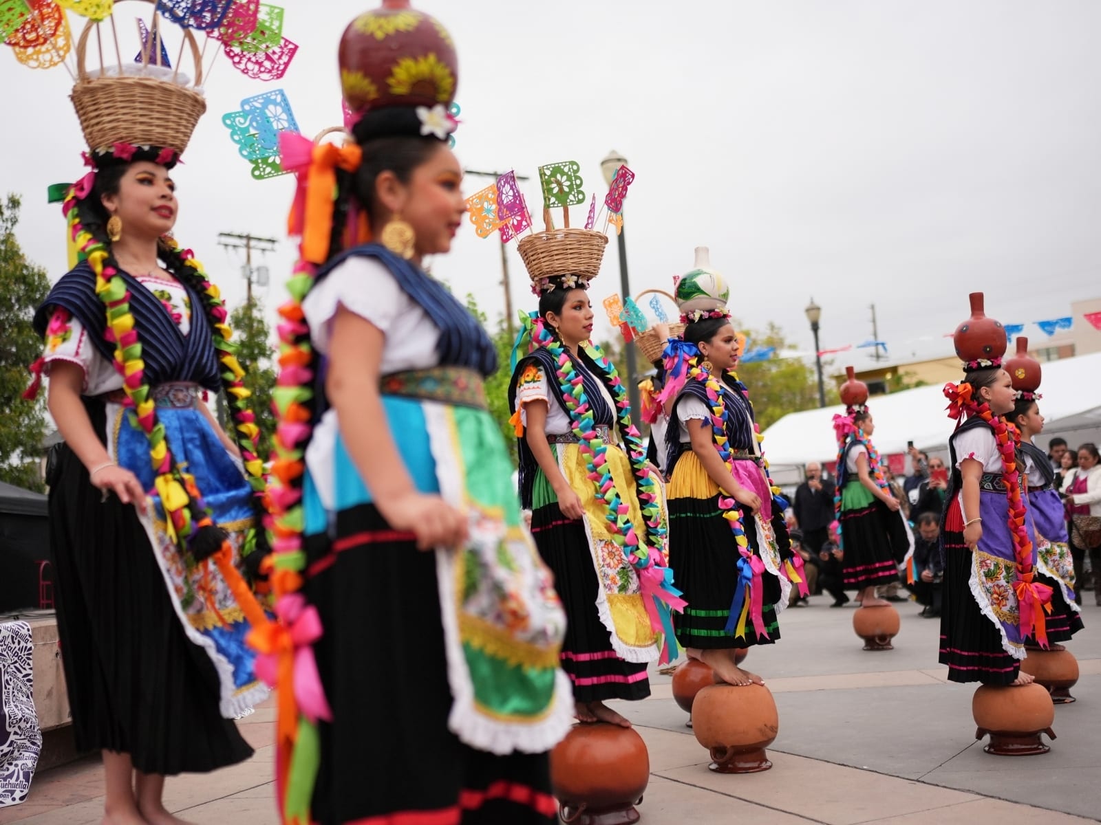 Mujeres vestidas tradicionalmente durante una celebración del Cinco de Mayo