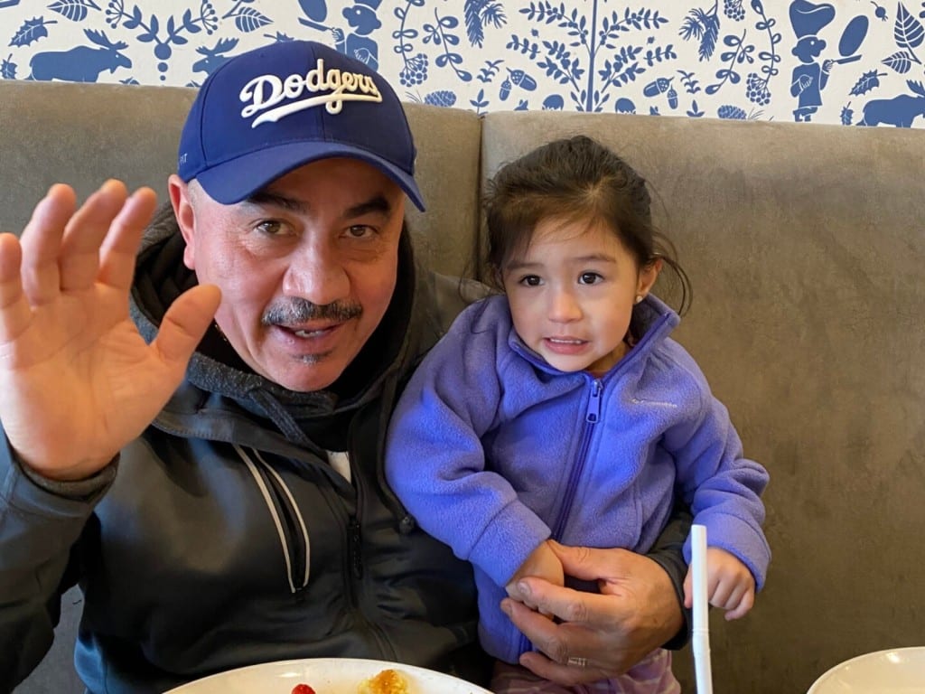 Roberto Hernández con una de sus cuatro nietas