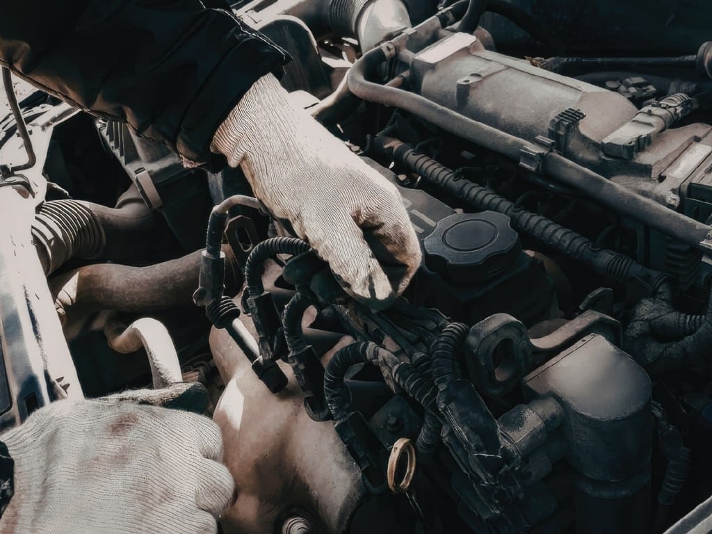 Mecánico revisando un motor de auto