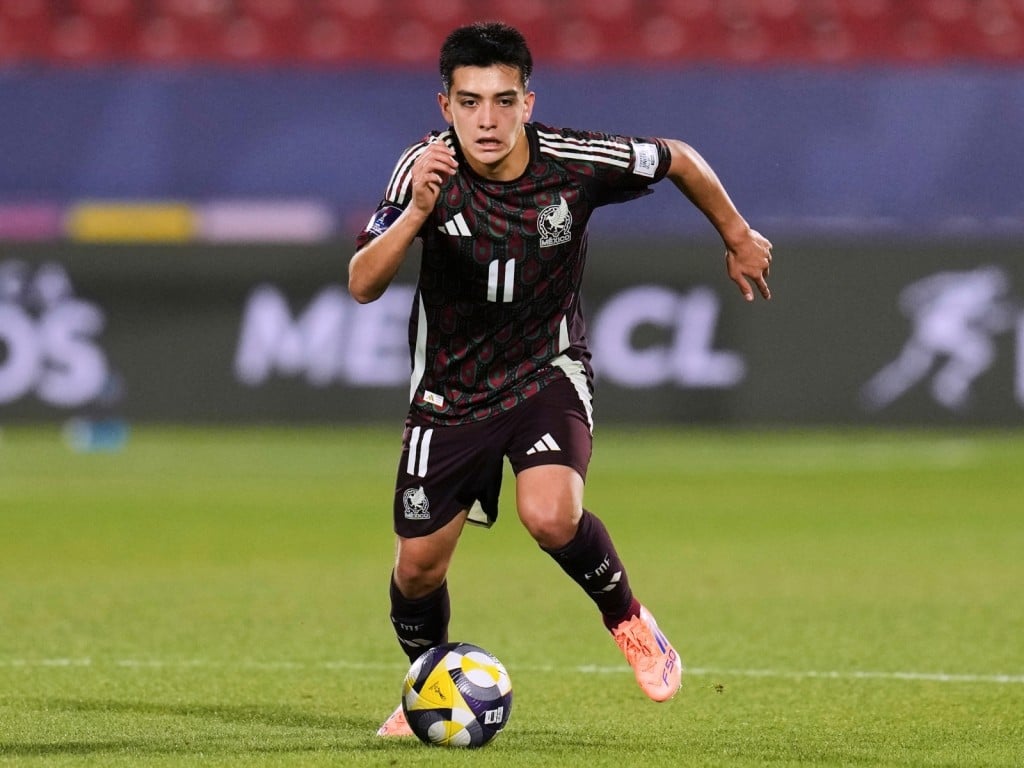 El volante mexicano Gilberto Mora durante el partido contra Argentina