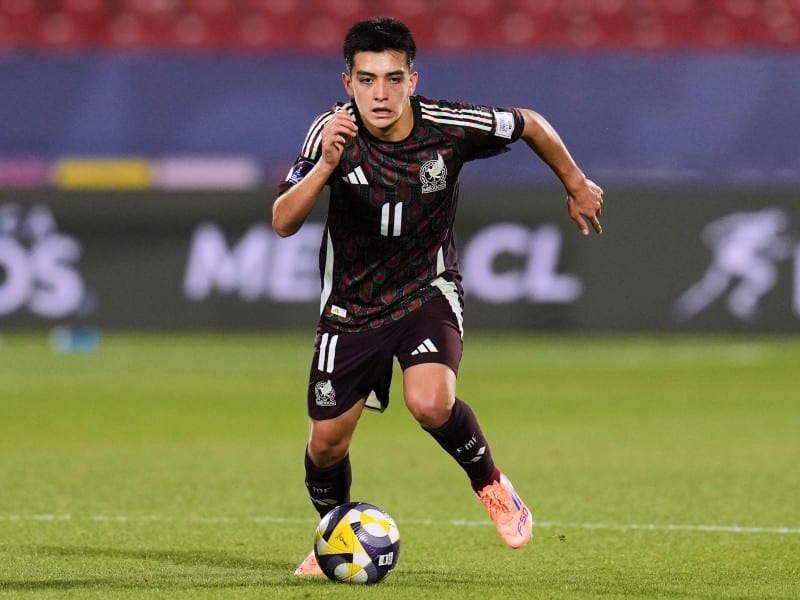 El volante mexicano Gilberto Mora durante el partido contra Argentina