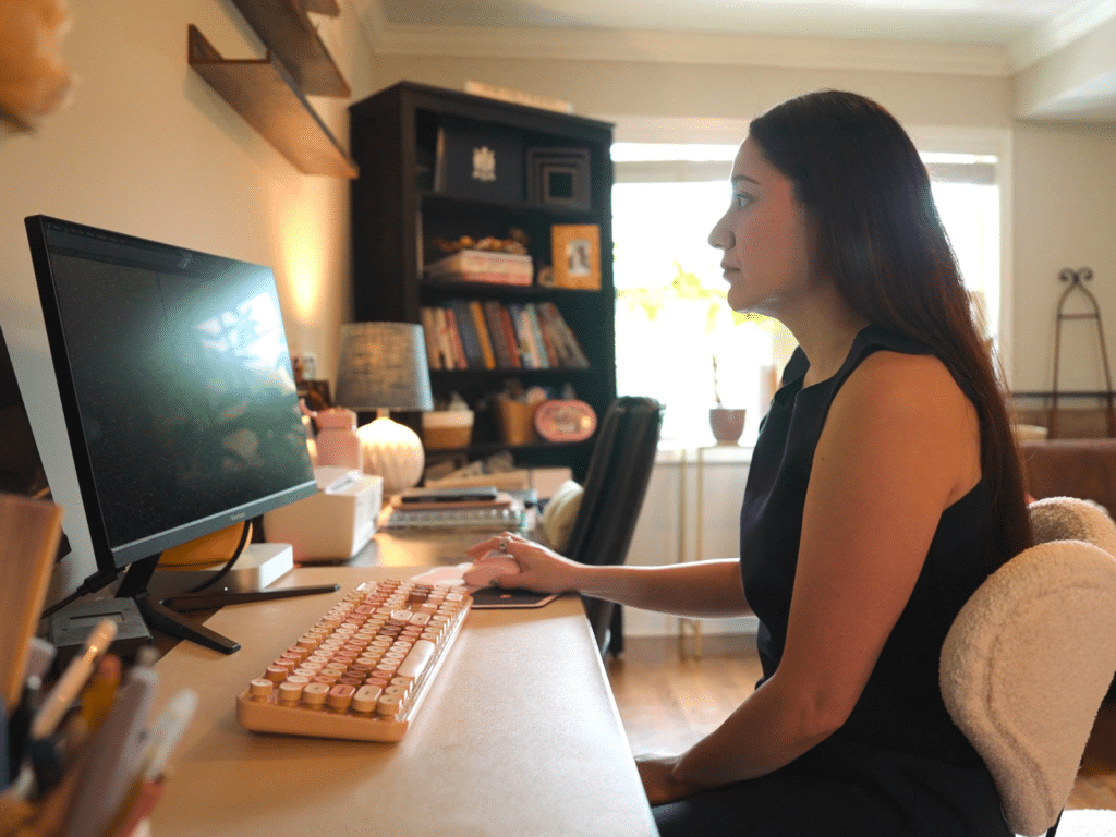 Mujer revisa su computadora