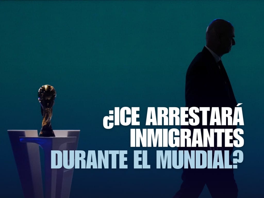 El presidente de la FIFA Gianni Infantino camina frente al trofeo de la Copa Mundial