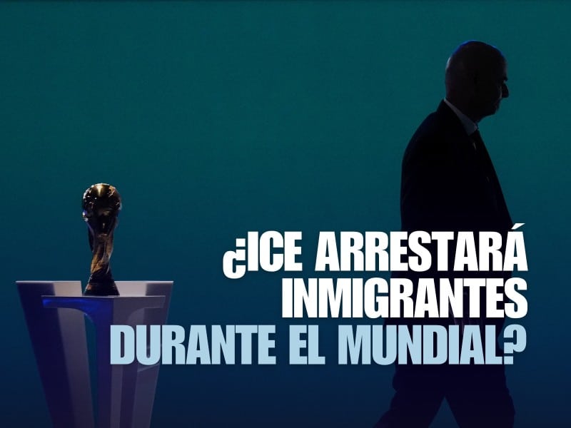 El presidente de la FIFA Gianni Infantino camina frente al trofeo de la Copa Mundial