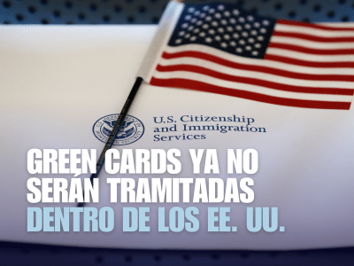 Un paquete de información y una bandera estadounidense