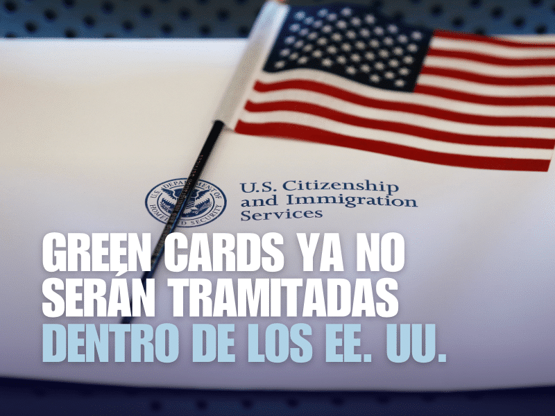 Un paquete de información y una bandera estadounidense