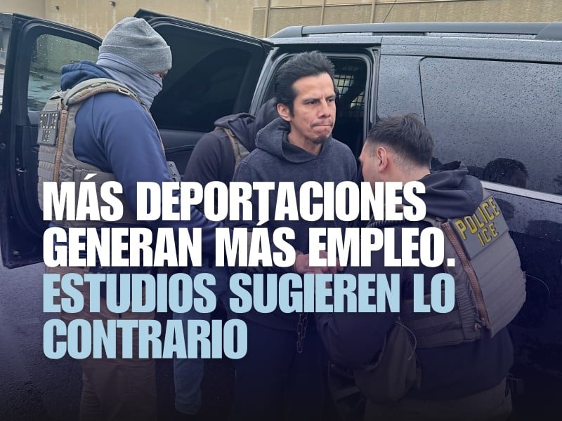 Agentes de ICE detienen a un inmigrante indocumentado