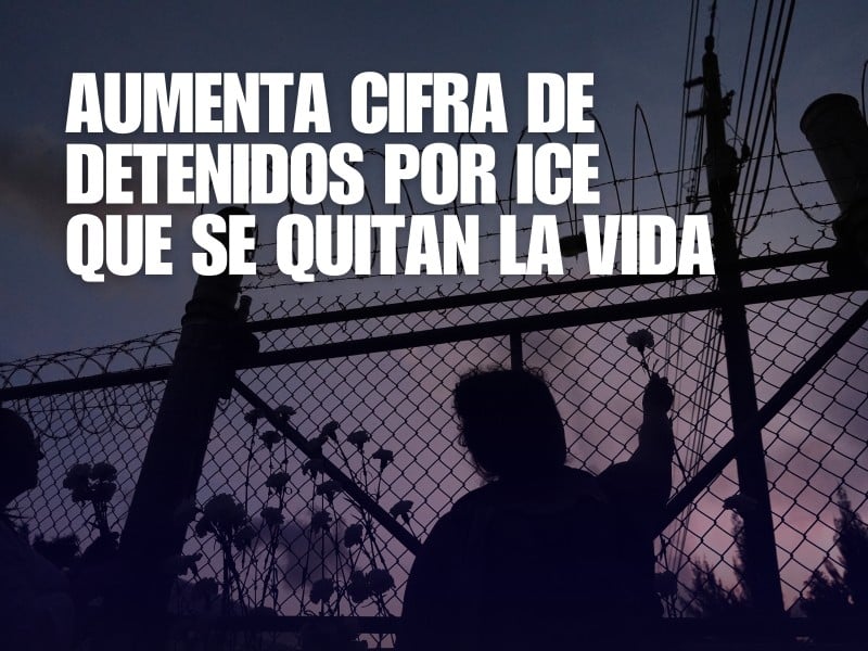 Personas colocan flores en las vallas fuera del Centro de detención en Miami