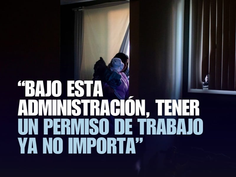 Inmigrante carga a su hijo menor, de 2 años