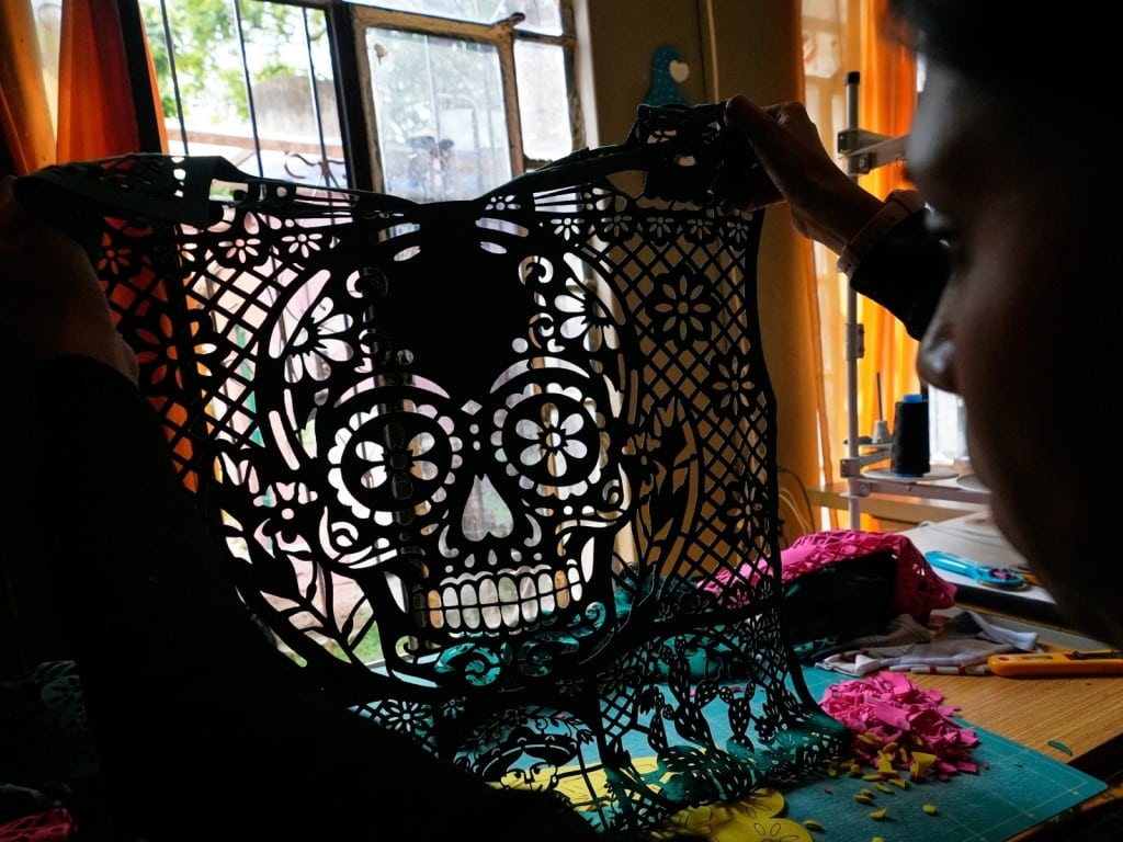 Cande Martínez prepara camisetas de fútbol