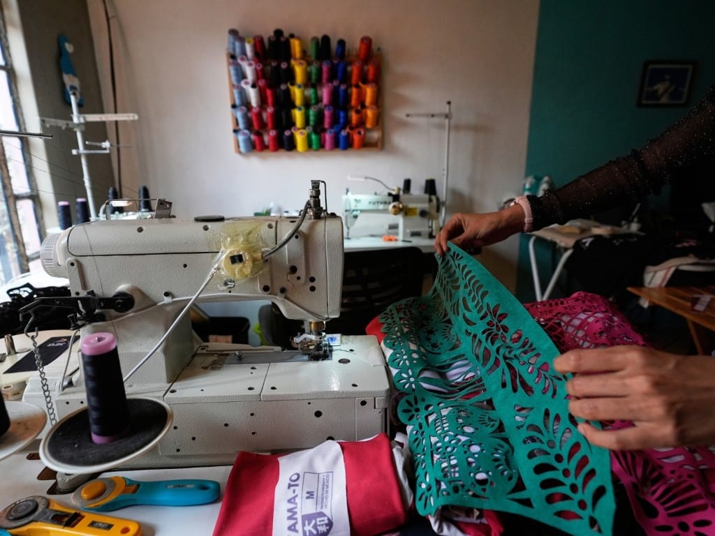 Cande Martínez prepara camisetas de fútbol