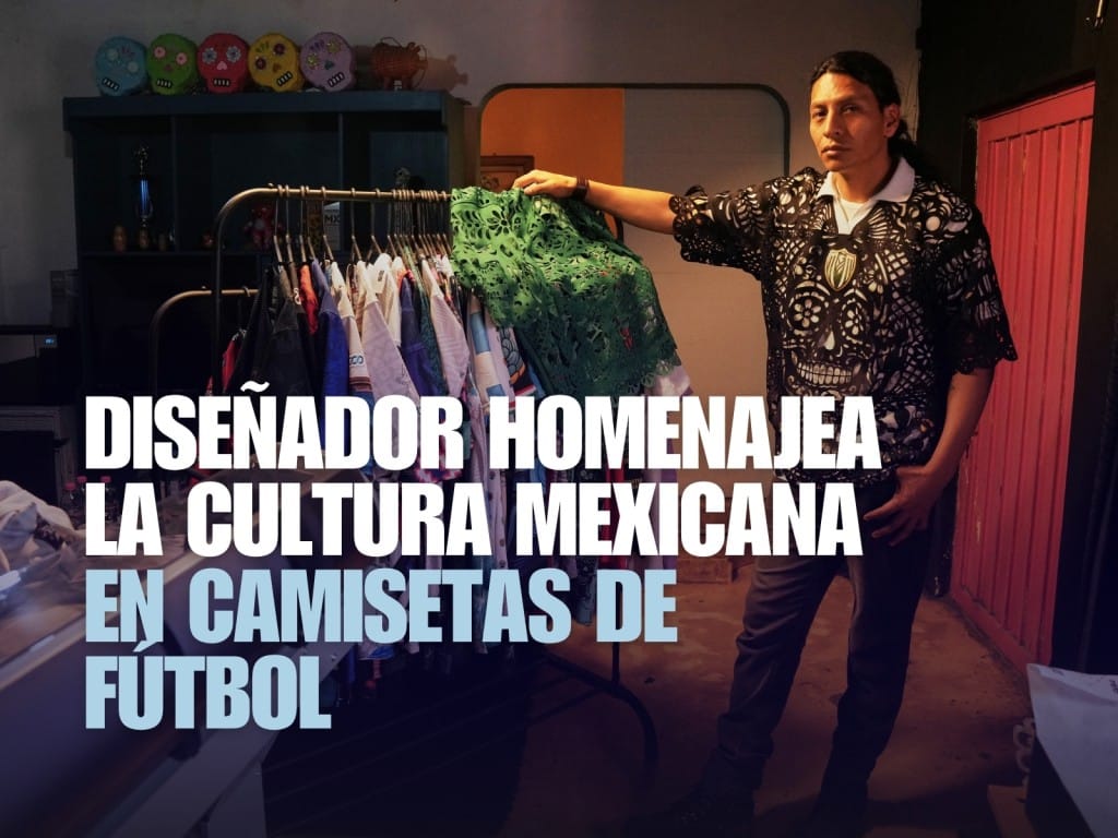 El diseñador Hugo Rosas posa para una foto con camisetas de fútbol