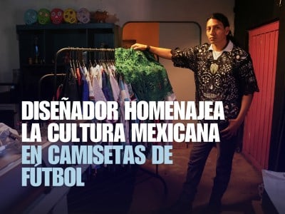 El diseñador Hugo Rosas posa para una foto con camisetas de fútbol