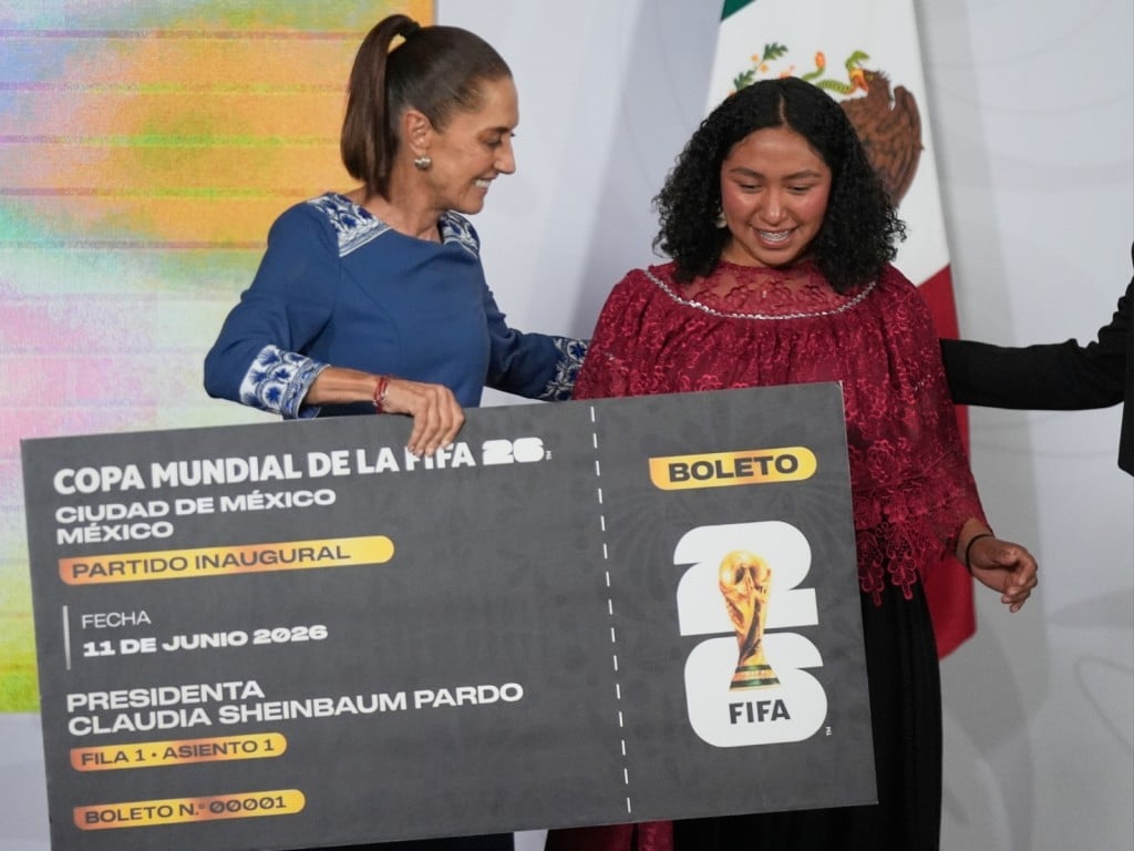 La presidenta mexicana Claudia Sheinbaum entrega un boleto simbólico para el partido inaugural del Mundial 2026