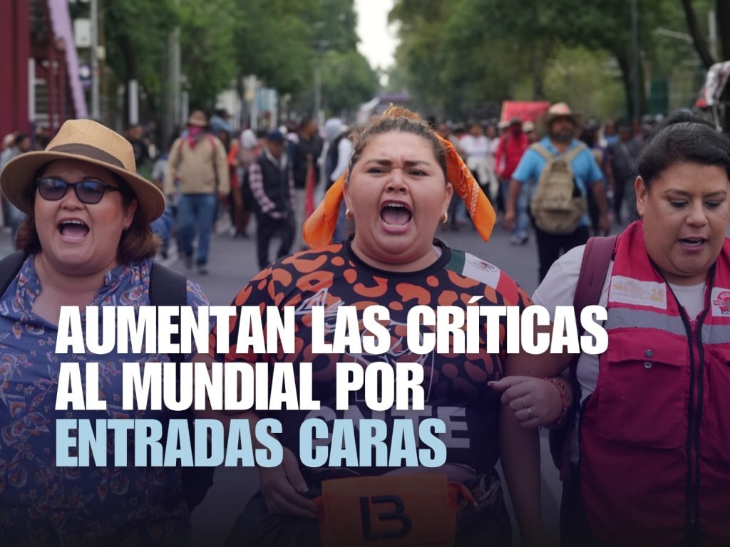 Maestros en huelga marchan hacia el estadio que albergará el partido inaugural de la Copa Mundial
