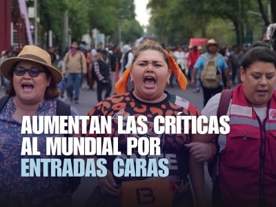 Maestros en huelga marchan hacia el estadio que albergará el partido inaugural de la Copa Mundial