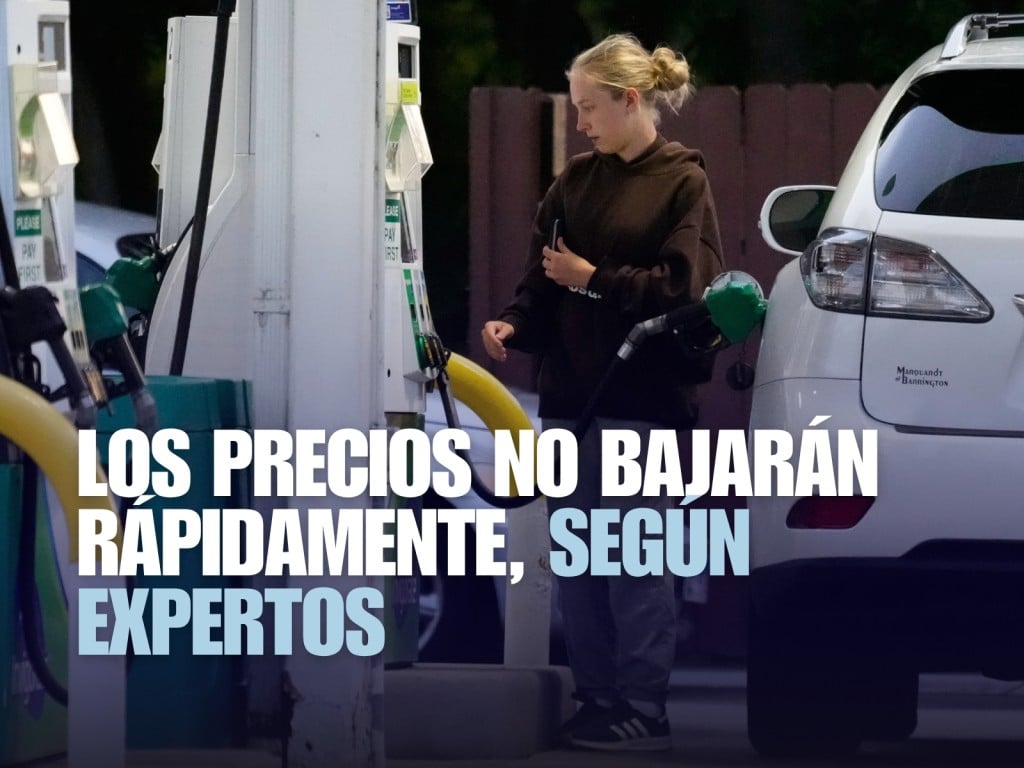 Una clienta consulta el precio de la gasolina antes de cargar el tanque de su vehículo