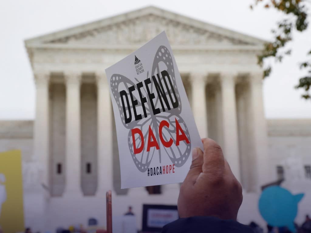 Manifestantes se concentran frente a la Corte Suprema en apoyo al programa DACA