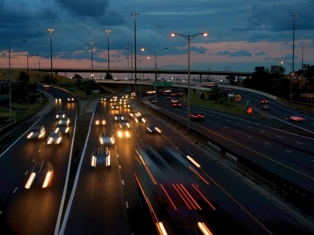 Imagen de una carretera al atardecer