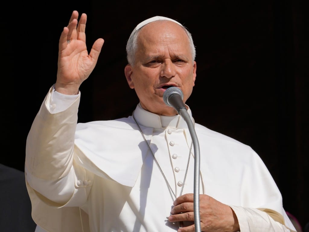 El papa León XIV da la bendición al visitar la Catedral de Pavía, en el norte de Italia