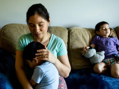 Madre hispana y su hijo
