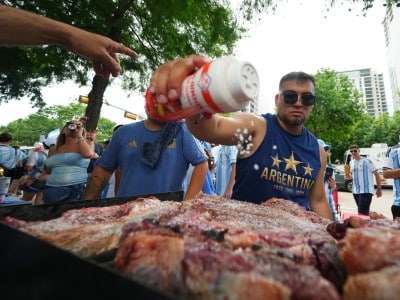 Un hincha argentino asando carne