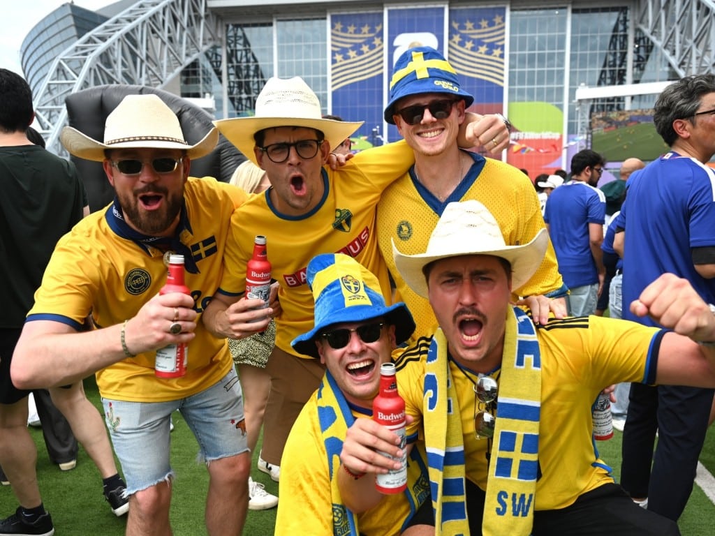 Los aficionados vitorean a las afueras del estadio