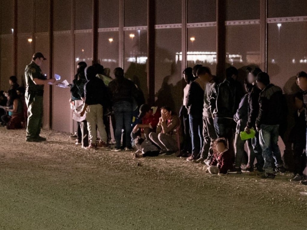 Migrantes centroamericanos cruzan sin autorización hacia Estados Unidos