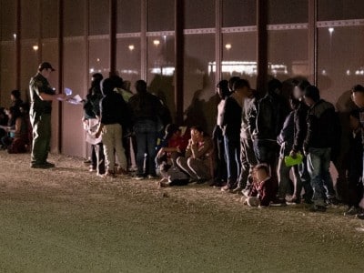 Migrantes centroamericanos cruzan sin autorización hacia Estados Unidos
