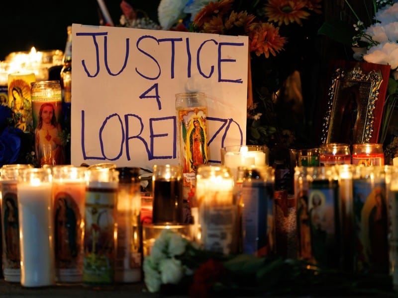 Velas encendidas durante una vigila en honor de Lorenzo Salgado Araujo