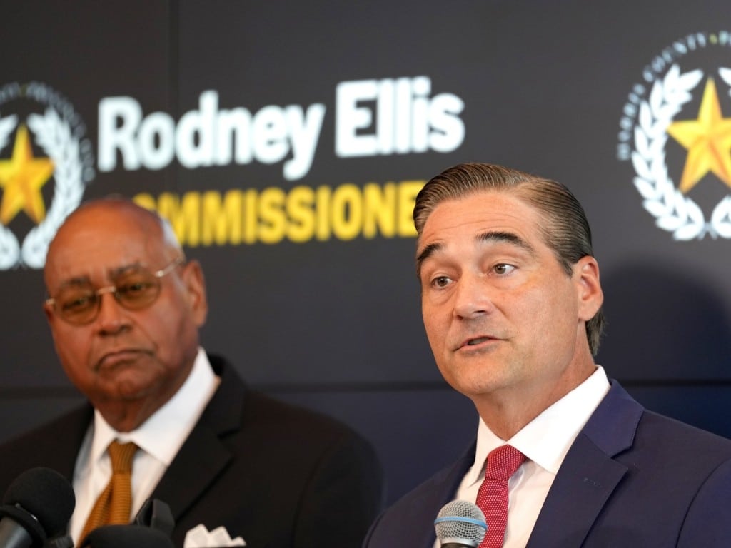 El fiscal del distrito del condado Harris, Sean Teare, a la derecha