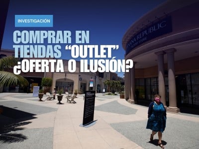Una mujer pasa frente a una tienda Banana Republic en el centro comercial Las Americas Premium Outlets, en San Diego, California