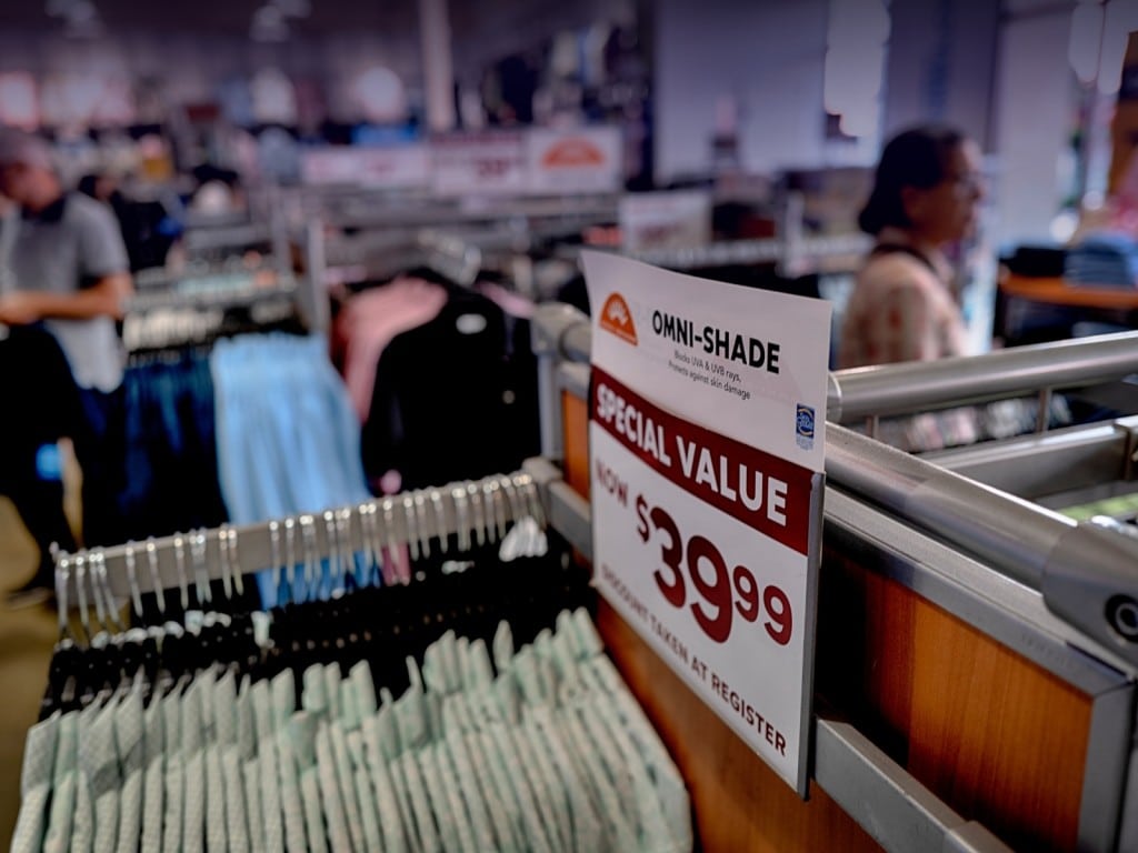 Compradores aprovechan descuentos en una tienda Columbia del centro comercial Citadel Outlets, en City of Commerce, California.