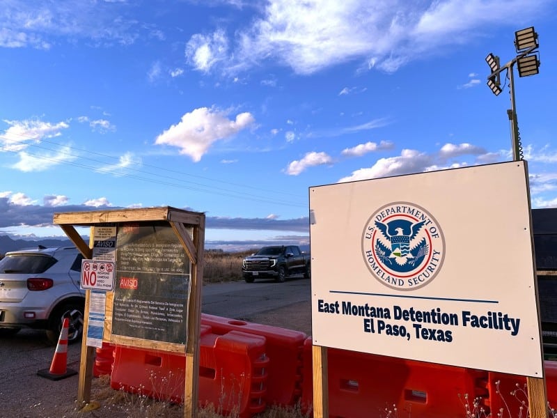 La entrada del centro de detención de inmigrantes Camp East Montana cerca de El Paso, Texas