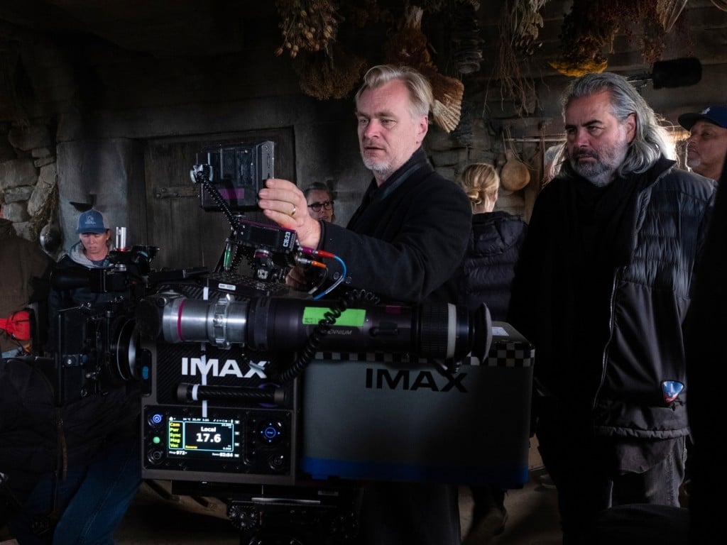 Christopher Nolan (en el centro) junto al director de fotografía Hoyte van Hoytema en el set de "The Odyssey"