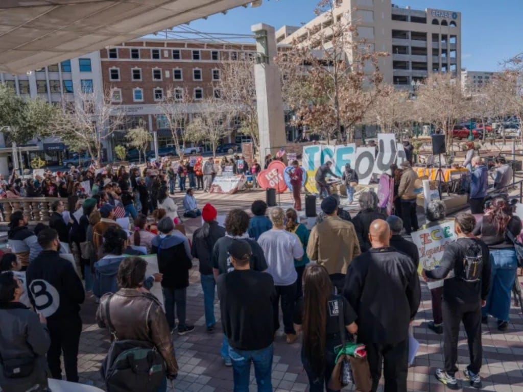 Manifestantes protestan contra la ofensiva migratoria