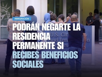 Personas fuera de una oficina de inmigración