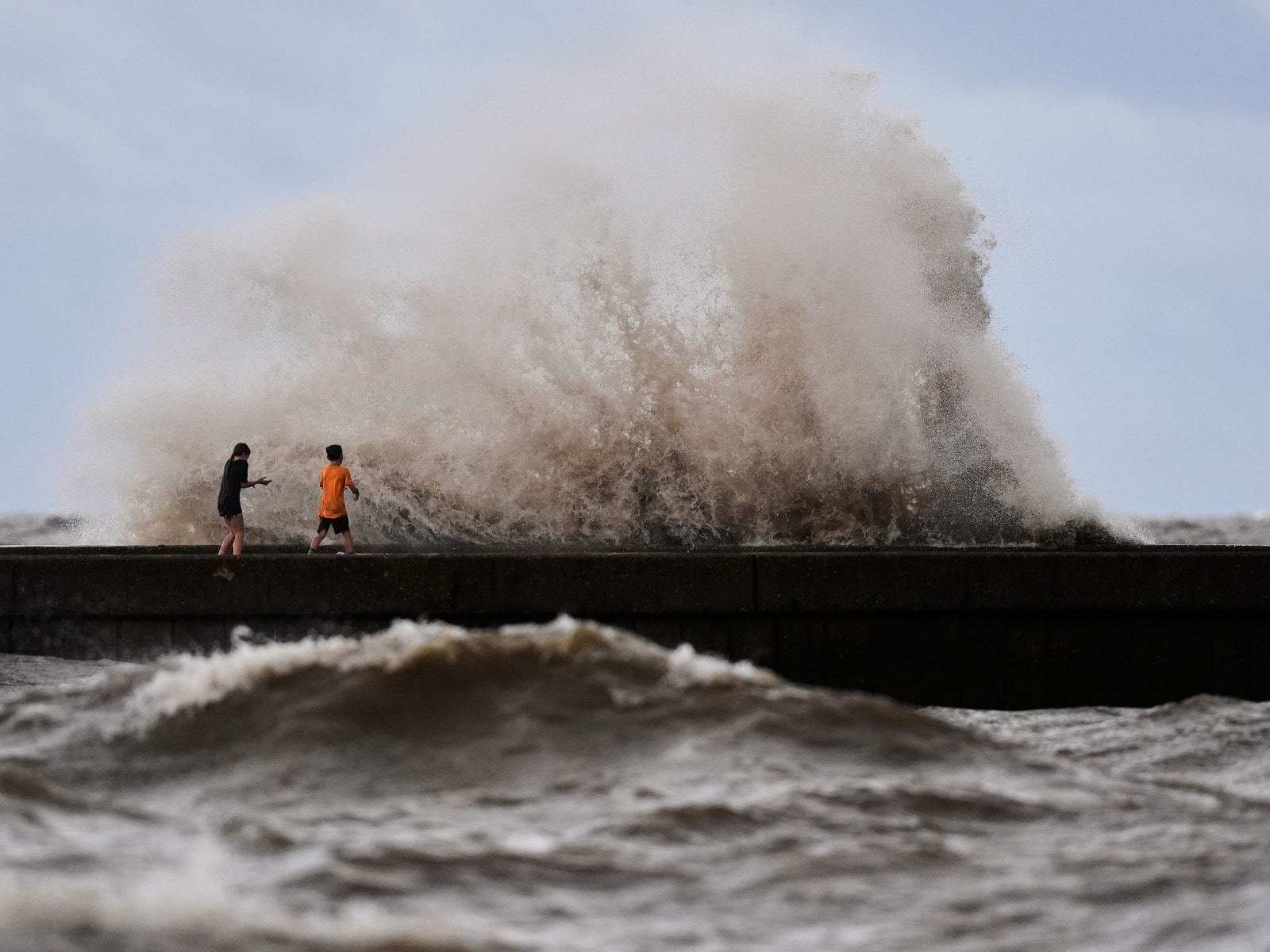 Niños juegan cerca del lago Pontchartrain