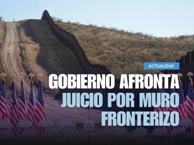 Un estrado al lado del muro de la frontera sur de los EE. UU.