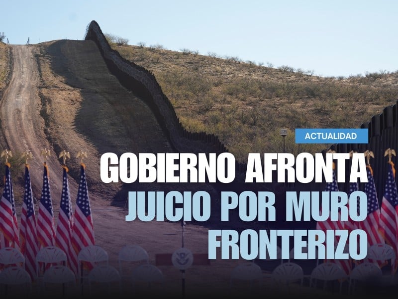 Un estrado al lado del muro de la frontera sur de los EE. UU.