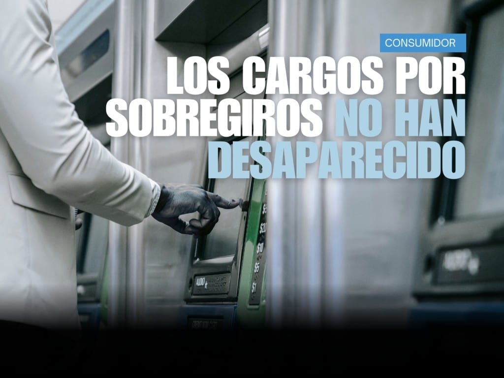Una persona en un cajero automático