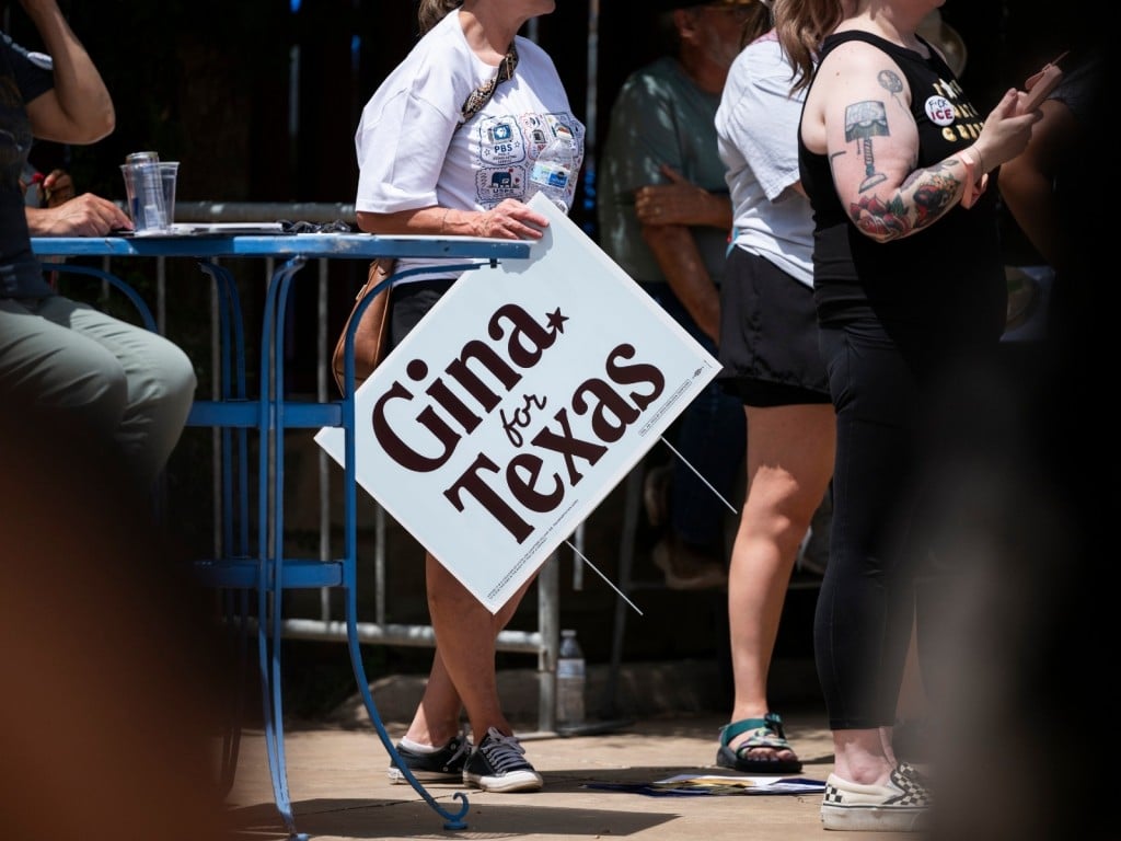 Un simpatizante sostiene un letrero de la candidata demócrata a gobernadora por Texas, Gina Hinojosa