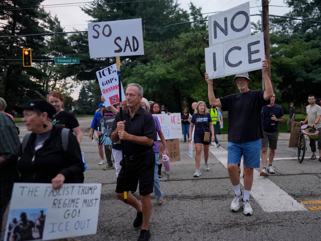 Un grupo de personas protesta en contra de ICE