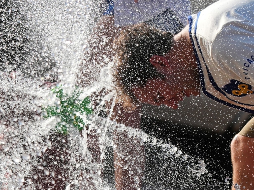 Una persona se enfría la cabeza con un chorro de agua en un día caluroso