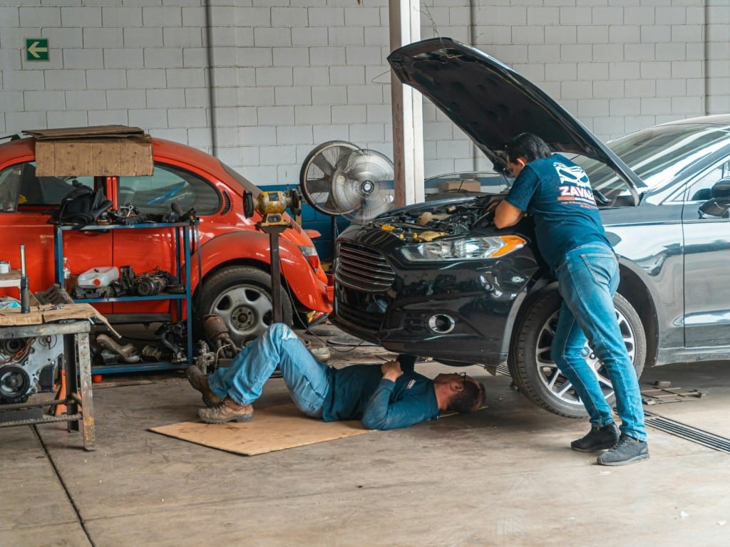 Auto en una mecánica automotriz