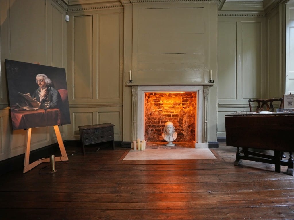 Un busto de mármol y un retrato de Benjamin Franklin