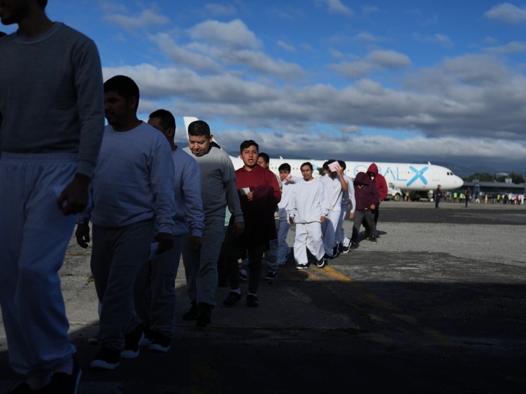 Guatemaltecos deportados de Estados Unidos llegan al aeropuerto La Aurora de la Ciudad de Guatemala