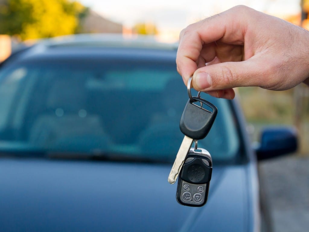 Foto de una persona sosteniendo unas llaves de auto
