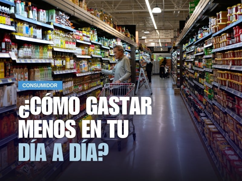 Personas comprando en un supermercado.