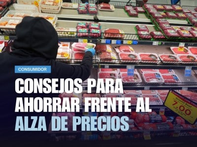 Un trabajador de un supermercado ordena la sección de carnes.